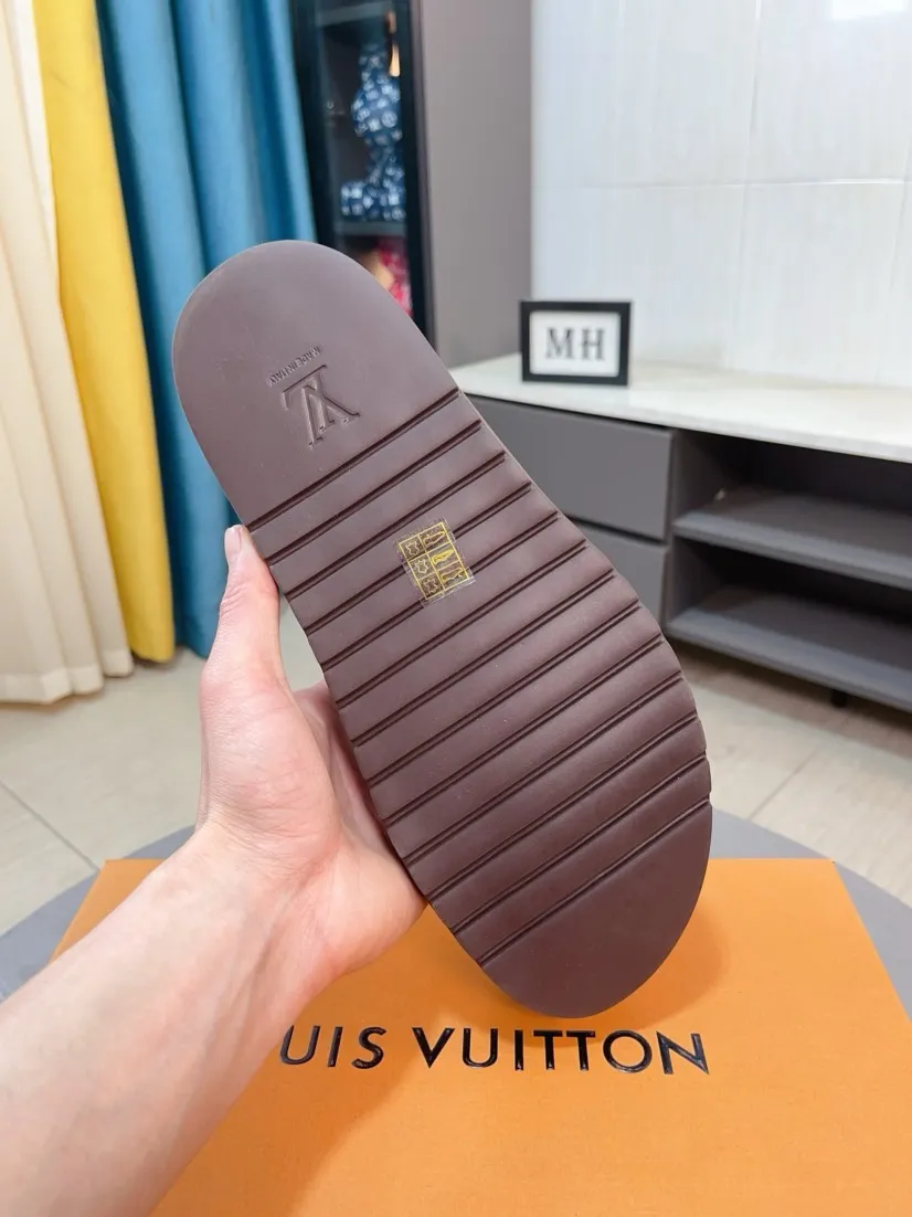 Men's shoes 💰360🌹🌹 (lv-Louis Vuitton) new men's sandals, high-end boutique, exquisite embossed logo decoration on the upper, fine workmanship, super soft soles, casual, loose and comfortable, a must-have in summer! \nsize：38-44